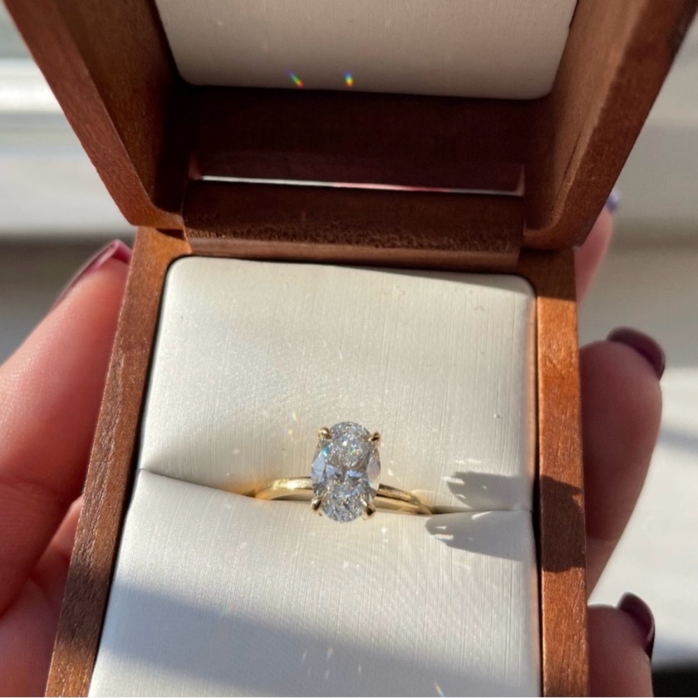 Brilliant Earth 1.5ct Lab Grown Diamond Engagement Ring 18k Yellow Gold Oval 5.5
